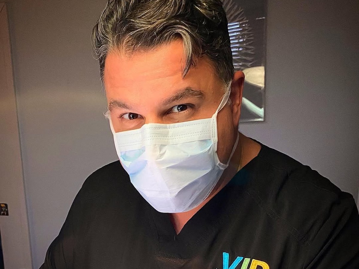 Procedures hero — surgeon performing a transplant (technique close-up)